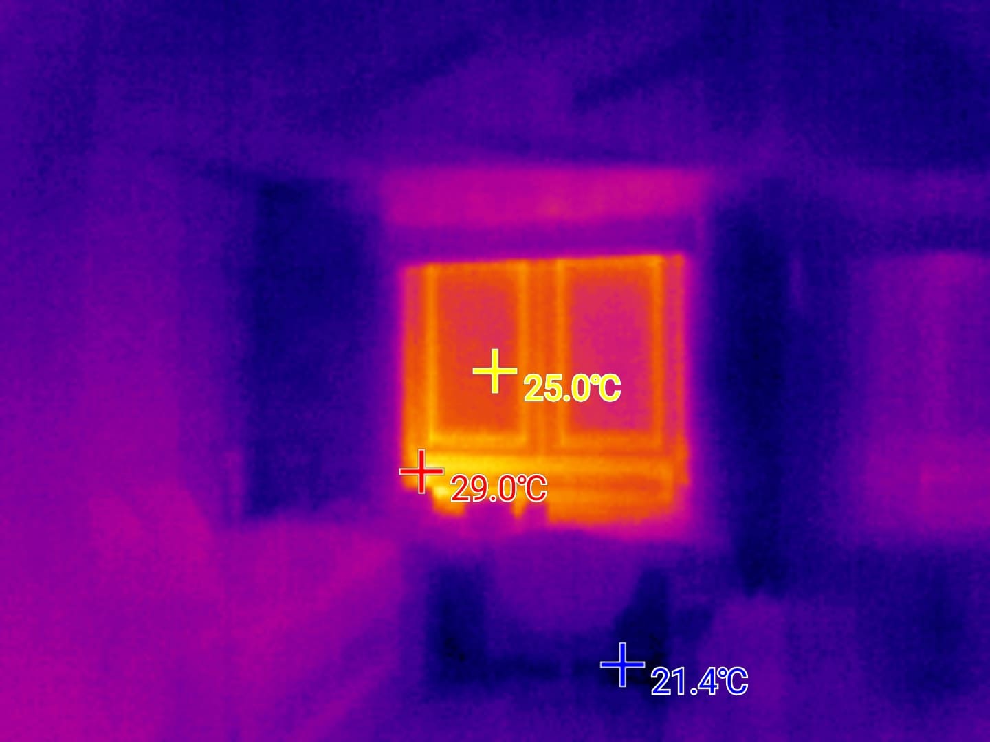 Puentes térmicos en la ventana y caja de la persiana. ¿Quieres saber como solucionar este problema?